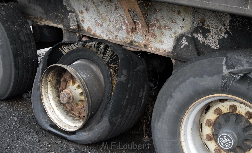 Auto 1 Reifenbrand LKW Koeln Porz Gremberghoven Ratherstr P25.JPG - Miklos Laubert